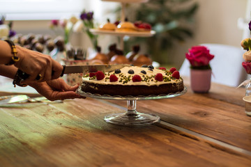 Rüblikuchen wird angeschnitten