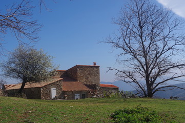 Obraz premium Maison à la campagne et grand nuage dans le ciel