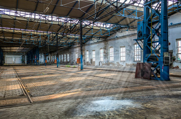 Sonnenstrahlen scheinen in eine Alte Fabrik