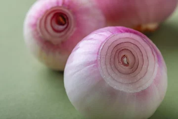 Poster red onions on wooden board © Niks Ads