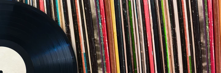 Zelfklevend Fotobehang Vinylplaat voor een verzameling albums, vintage muziekconcept © Delphotostock
