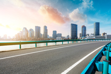 Obraz premium Empty highway and modern city skyline in Shanghai