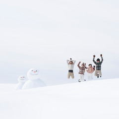雪原でジャンプをする大学生