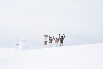 雪原でジャンプをする大学生