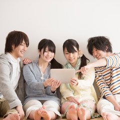 Fototapeta premium タブレットPCを見る大学生