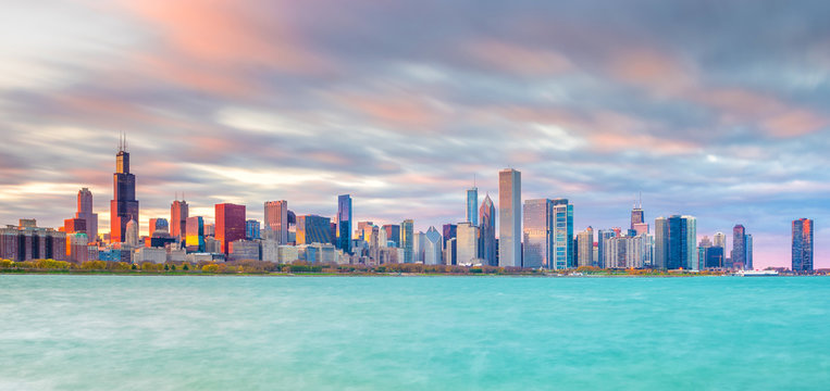 Downtown chicago skyline at sunset in Illinois