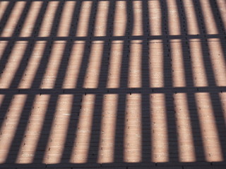 Sombra del techo reflejado en el suelo