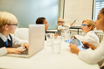 Obraz premium Business Kinder in einem Seminar zur Fortbildung