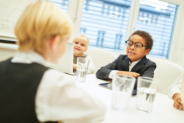 Kinder als Geschäftsleute in einem Meeting