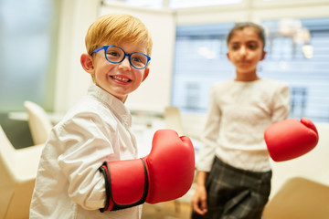 Business Kinder als Geschäftsleute beim Boxtraining