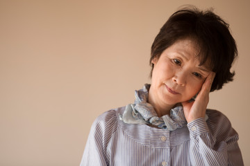 頭痛に悩むシニア女性