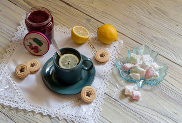 Obraz na płótnie Canvas A cup of tea on a wooden table