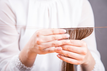 Fototapeta premium Dłonie młodej kobiety robiącej perukę