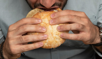 Persona comiendo hamburguesa 