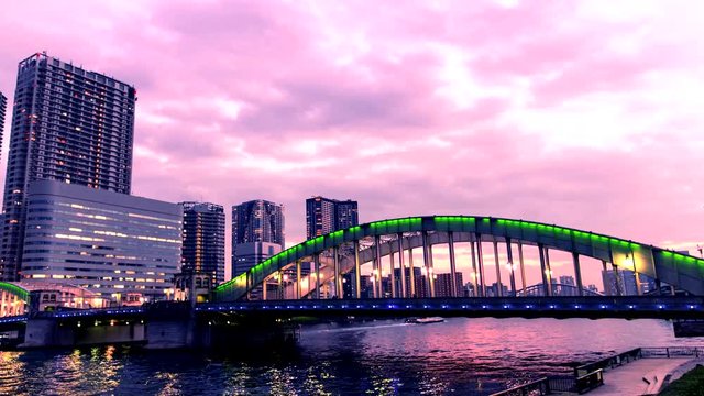 夕暮る勝鬨橋に灯り始めた隅田川の夜景（ハイパーラプス）