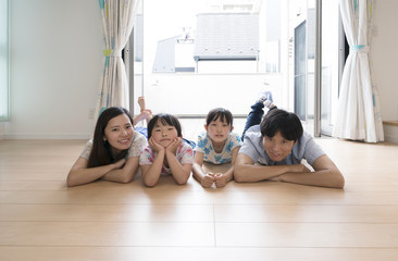 Fototapeta premium 住宅と家族 リビングで寝そべる
