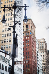 Obraz premium Warren street sign on a lamppost from Manhattan
