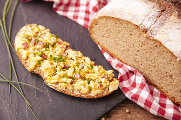 Frisches Brot mit Lachs belegt