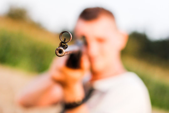 Wiatr&oacute;wka celownik trzymana w przez mężczyzne