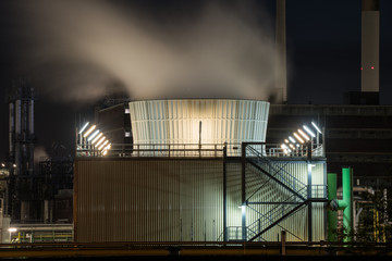 Chemische Industrieanlagen Chemieindustrie bei Nacht