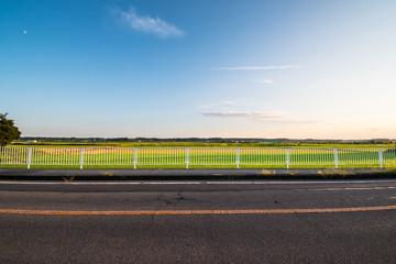 柵の向こうに広がる田園地帯
