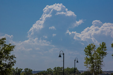 積乱雲と街灯のある風景