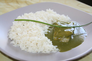 assiette de poisson riz et sauce à l'épinard