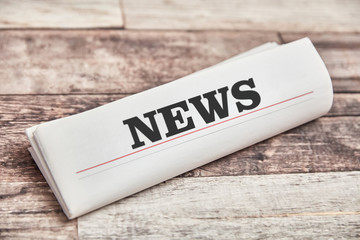 News als Newsletter Zeitung auf Tisch