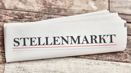 Stellenmarkt mit Stellenanzeige in Zeitung