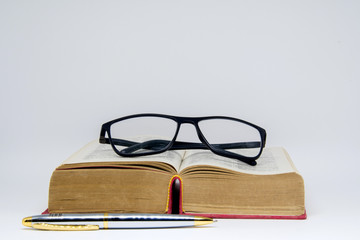 Composição com livros e óculos