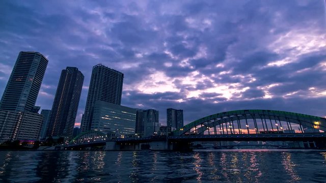 夕暮る勝鬨橋に灯り始めた隅田川の夜景（タイムラプス）