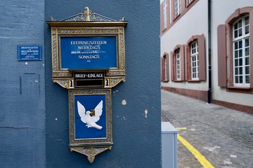 Alter blauer Briefkasten mit weißer Brieftaube in Basel