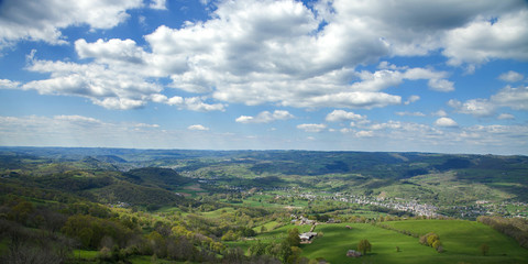 Panorama sur la campagne aveyronnaise vers Saint-Côme d'Olt et Espalion