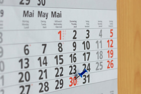 Kalender mit Pin am Vatertag