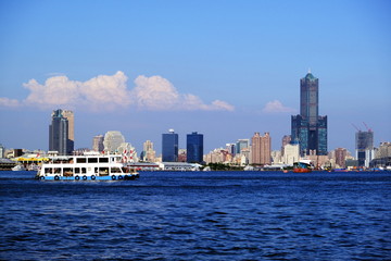 Fototapeta premium Port Kaohsiung, ruch promowy, zatoka Nishigo,