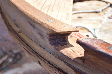 Passacavo o anche detto bocca di granchio,ricavato dalla falchetta di una barca in lecno d'epoca in fase di restauro