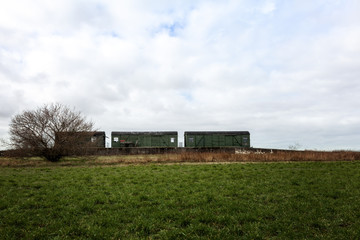 Alter Bahnhof mit Güterwagen auf dem Land