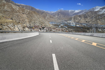 Naklejka premium Empty highways and distant mountains