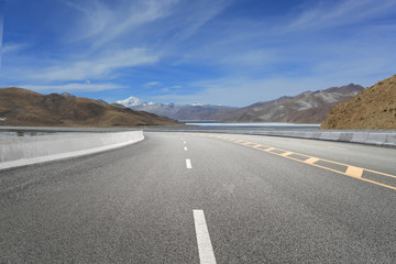 Naklejka premium Empty highways and distant mountains