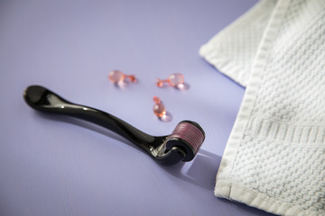 Dermaroller, Handtuch und Kosmetik Haut Pflege Ampulle zum  Microneedling für Anti Aging Lifting Anwendung in Schönheit Salon 