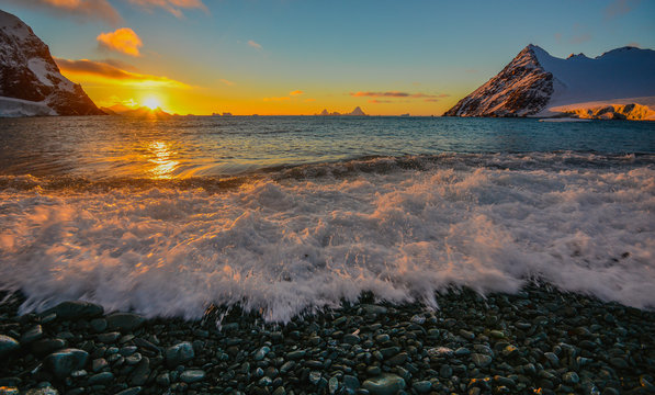 Atardecer dorado en ant&aacute;rtida.