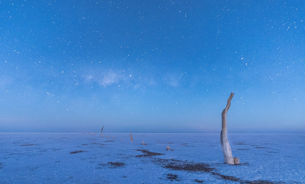 Cielo nocturno sobre una antigua salina