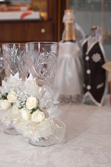 wedding glasses with champagne and bouquet of roses