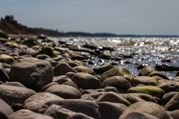 Fototapeta na wymiar Stones of varying size are on the seashore