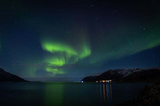 fantastisch gef&auml;rbert Nachthimmel mit gr&uuml;nen Nordlichtern