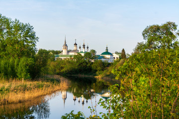 Obraz premium Typical Russian landscape. Church above the river in the city of Suzdal