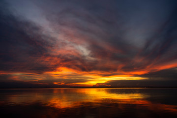 Fototapeta na wymiar Twilight sky with color cloud at the lake.
