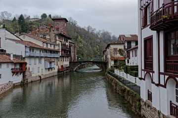 Fototapeta na wymiar Saint-Jean-Pied-de-Port, Brücke über den Nive de Beherobie und Ausgangspunkt für den Pilgerweg nach Santiago de Compostela