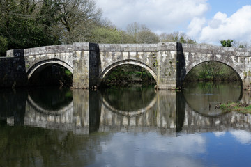 Fototapeta premium Die Brücke von Brandomil in Galicien am Pilgerweg nach Santiago de Compostela