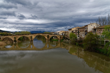 Die alte römische Brücke über den Fluss Arga in Puente de la Reina in Navarra am Jacobsweg
